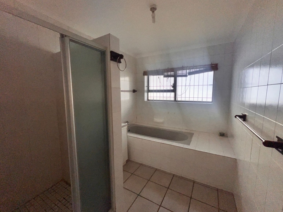 6 Bedroom Property for Sale in Wavecrest Eastern Cape